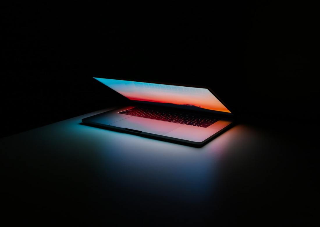 darklaptop_unsplash