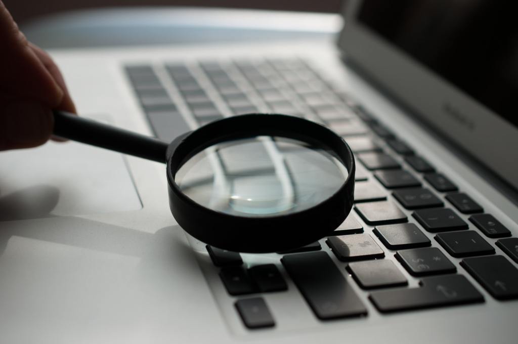 magnifyingglass_unsplash