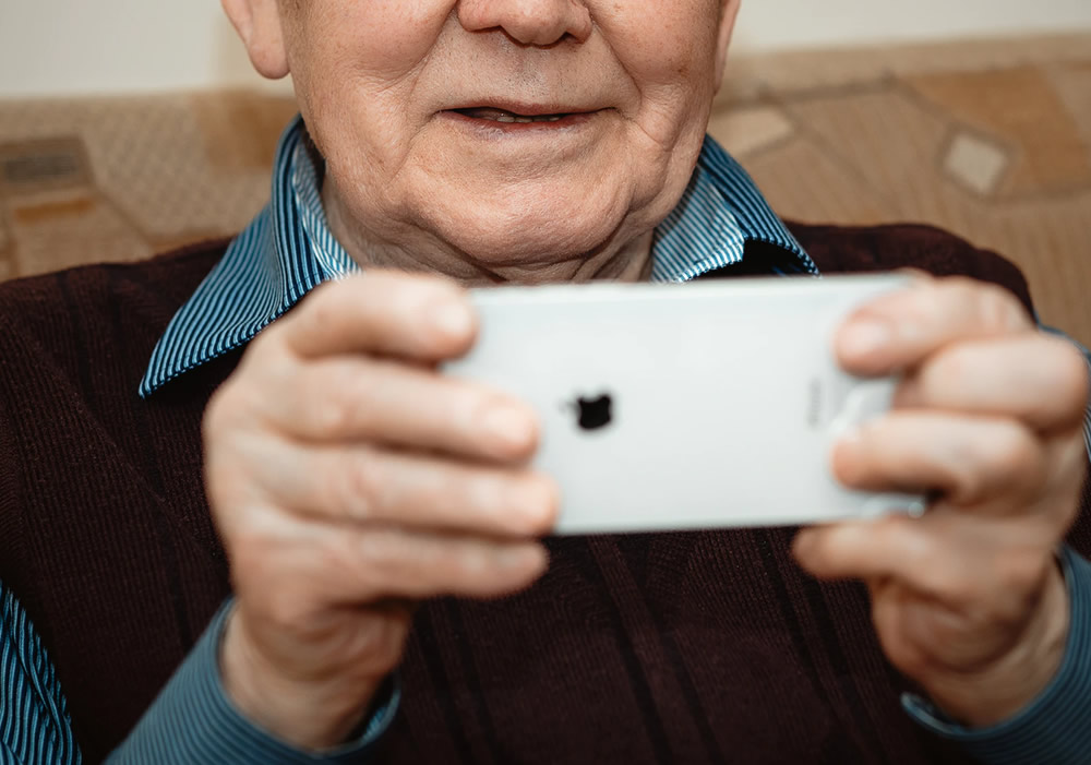 seniorsmartphone_unsplash