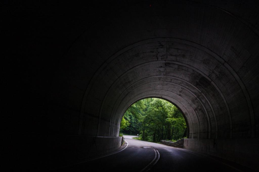 tunnel_unsplash